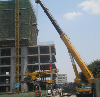 南昌安義縣大型空調(diào)機組吊裝現(xiàn)場 南昌安義縣大型空調(diào)機組吊裝現(xiàn)場